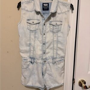 Adorable Vintage Levi’s denim jumpsuit. Very well made and no issues